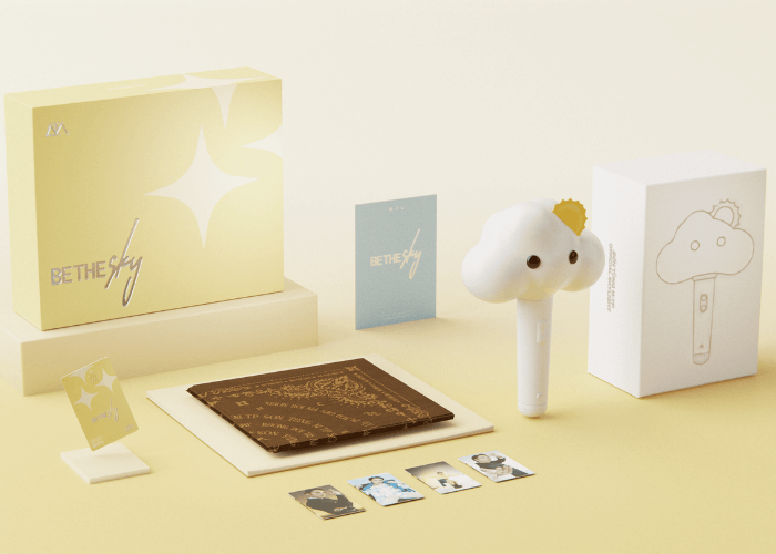 thẻ Starlight cùng với các item merchandise tặng kèm